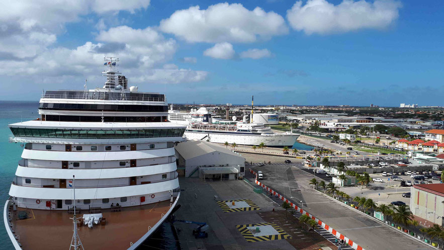 Kreuzfahrtschiff am Terminal C in Oranjestad