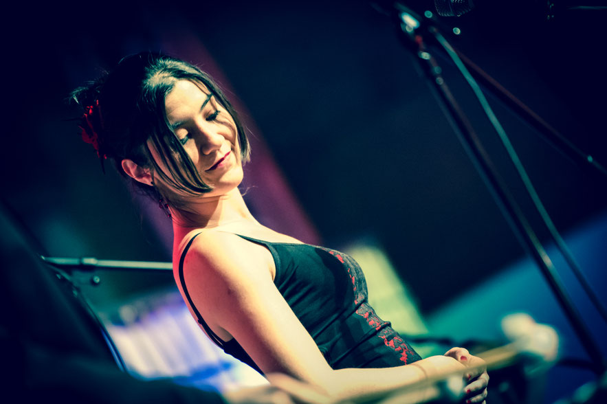 Die Sängerin Maria Kamida verträumt auf der Bühne