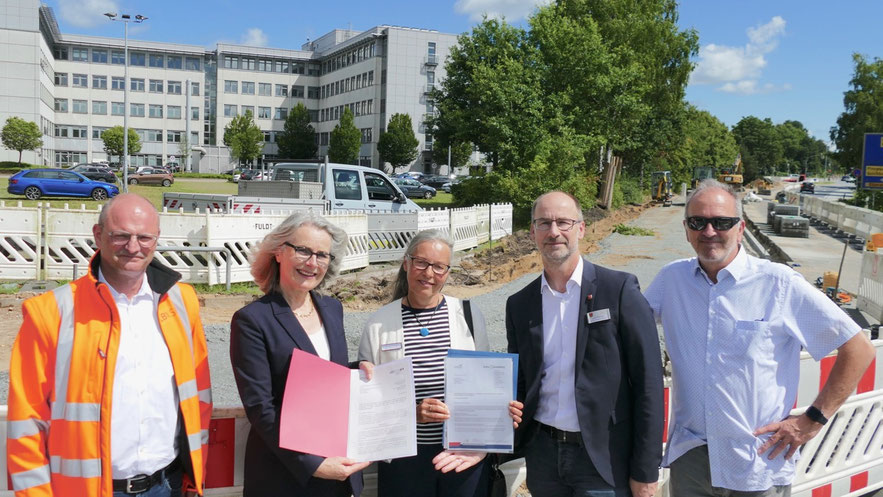 Staatssekretärin Susanne Henckel (l.) und Radverkehrsmanagerin Birgit Schucht überreichten Jürgen Scharley die Förderbescheide, Frank Quirnbach vom Landesbetrieb Straßen und Verkehr (ganz links) und Uwe Scharpenberg, Leiter des Bauhofes, freuten sich mit