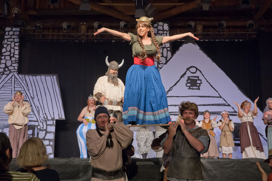 Bühnenbild von Daniel Böttcher„Mit Asterix und Obelix um die Welt“, Stelzenfestspiele bei Reuth 2025, Foto: Gert Mothes