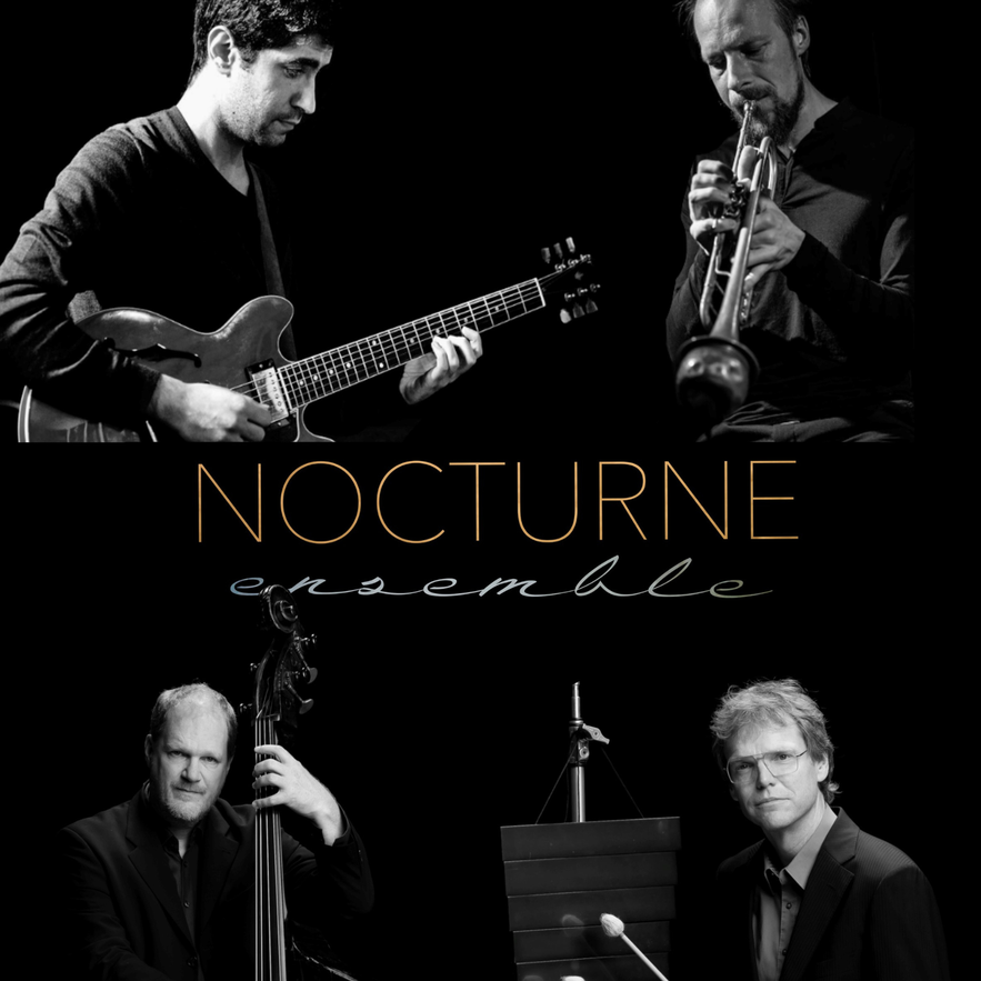 Die Musiker des Nocturne Ensembles mit Schriftzug der Band