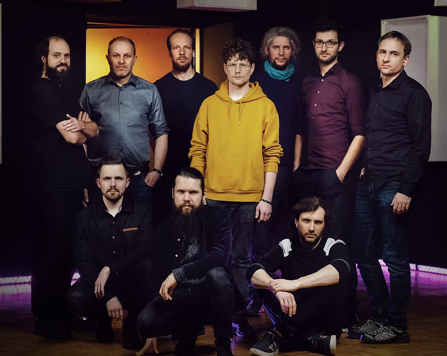 Die Musiker des Abstrakt Orchesters schauen in die Kamera