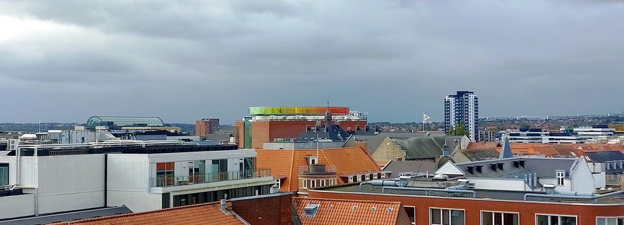Blick über das Zentrum zum Skywalk des Aarhus Museums ARoS