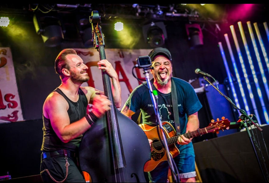 Im Verlauf des Tages unterhalten die Musikkomiker Rossi & Offel mit Witz und Charme,