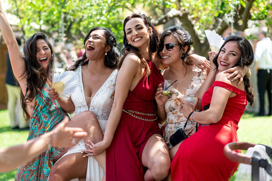 Novia con sus damas de honor celebrando en el día de su boda 