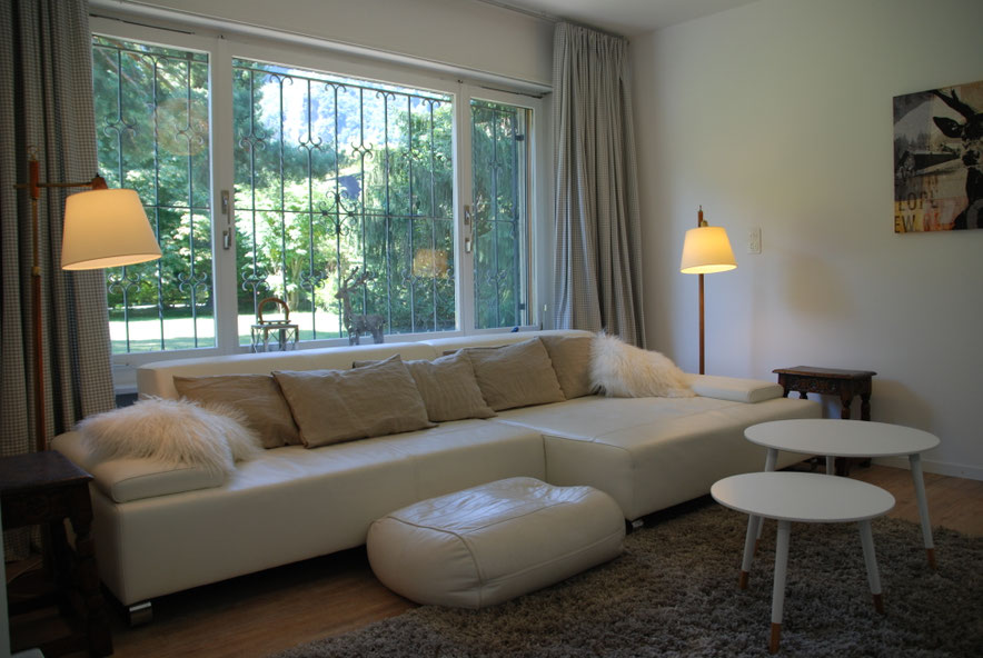 Lounge und Fernsehzimmer mit moderner Couch.