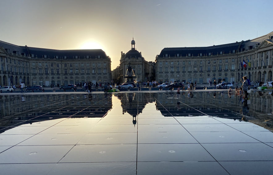 Place de la Borse a Bordeaux e le Miroir D'Eau, una fontana che fa un gioco di riflessi con le facciate della piazza