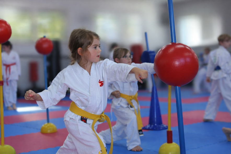 Kinder brauchen heute mehr als nur Bewegung. Sie brauchen Selbstvertrauen, Orientierung und das Gefühl, sich behaupten zu können. Genau das lernen sie bei uns – Schritt für Schritt.
