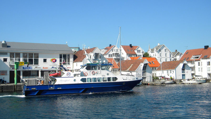 Fähre nach Rovaer im Hafen von Haugesund