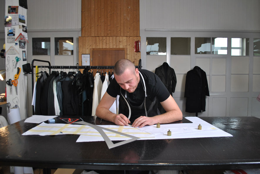 Luka Maurer beim Zeichnen in seinem Atelier.