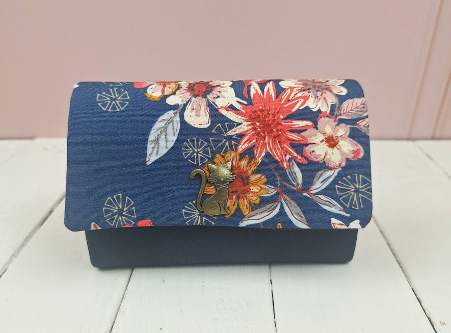 portefeuille femme compact, taille moyenne, fabriqué artisanalement en France, faux cuir effet daim bleu marine, tissu bleu fleuri
