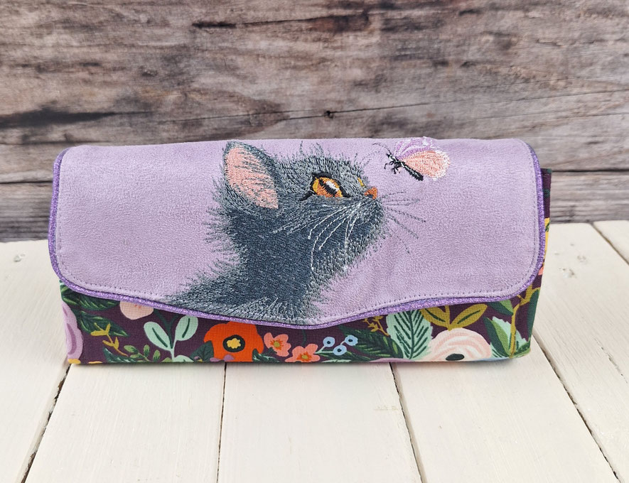 grand portefeuille brodé femme, broderie chat chaton, tissu aubergine avec des fleurs, idée cadeau fête des mères