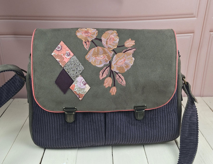 Besace femme bohème brodée fleurs – sac bandoulière cartable, pièce unique, faux cuir taupe, velours aubergine, tissu Liberty, sac artisanal