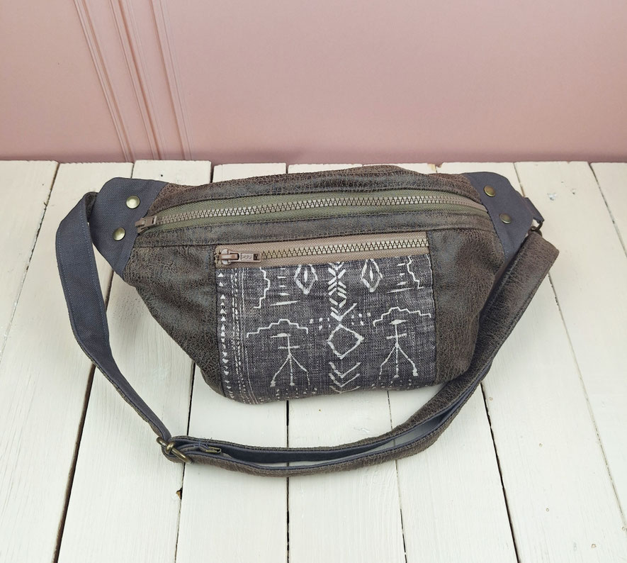 sac banane homme, original et pratique, fabriqué artisanalement en France, faux cuir taupe, tissu gris ethnique southwestern, nombreux compartiments de rangement, idée cadeau pour homme