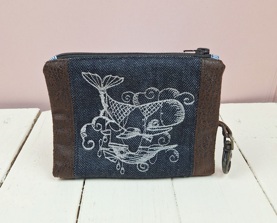 petit porte-monnaie artisanal pour homme, faux cuir marron, jeans bleu, broderie baleine, mousqueton porte-clés