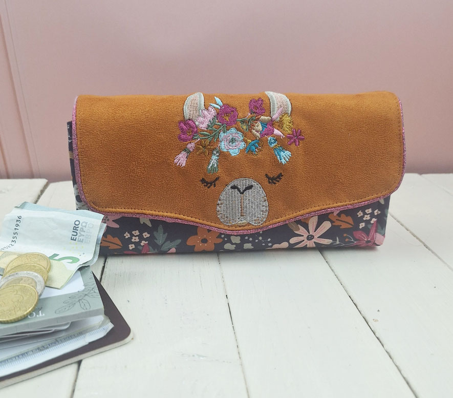 Grand portefeuille brodé femme, broderie lama en suédine fauve et tissu bleu fleuri, compagnon fabriqué en France, cadeau original pratique
