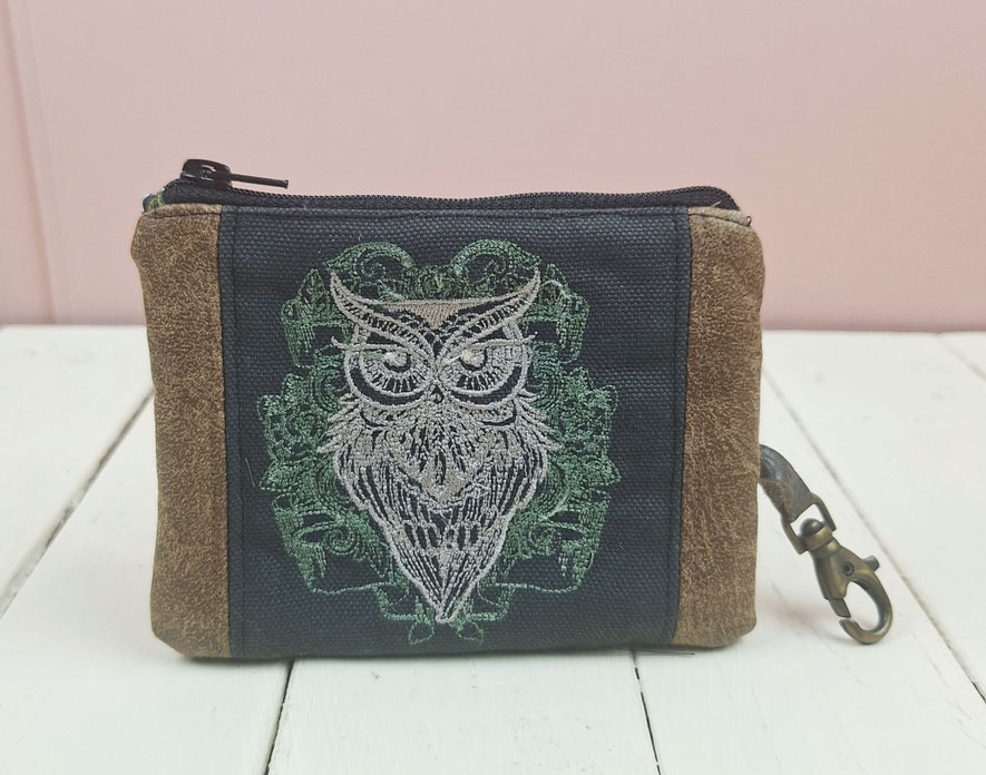 petit porte-monnaie brodé homme, fabriqué artisanalement en France, broderie hibou, toile de coton grise, faux cuir camel