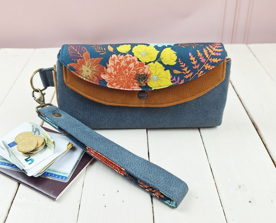 grand portefeuille femme avec compartiment porte-chéquier, pochette clutch en faux cuir bleu jean, tissu bleu pétrole fleuri, similicuir cognac, idée cadeau fabriqué artisanalement en France