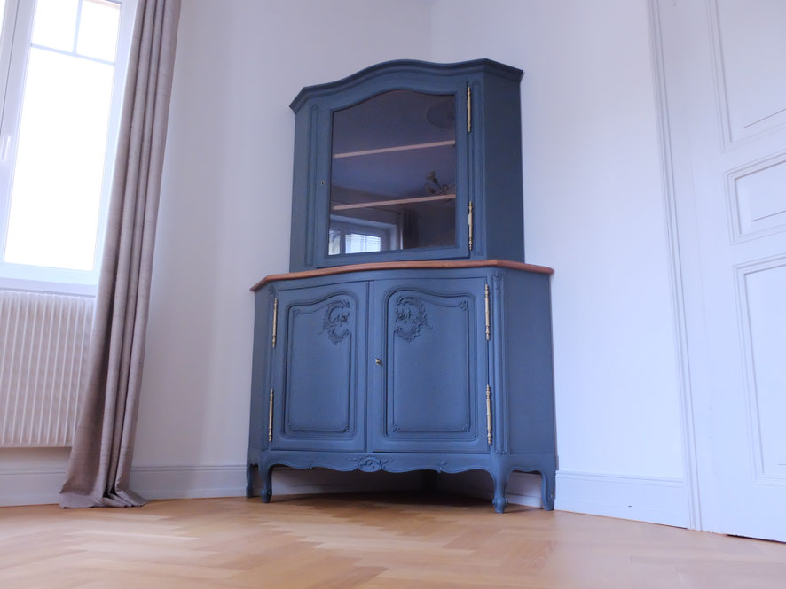 Encoignure en noyer massif avec des portes galbées, elle a été décapée puis laquée en bleu mat profond.