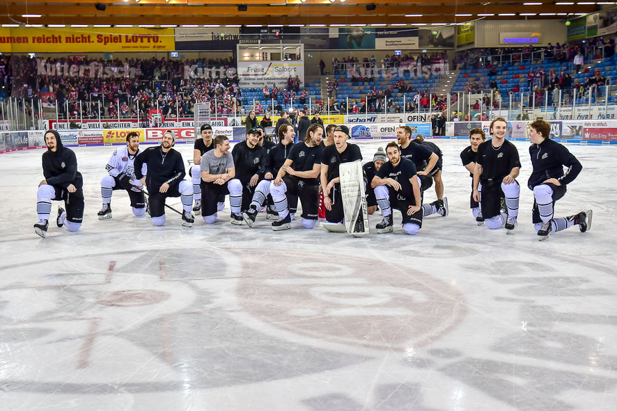 Die Mannschaft belohnt Fans und sich selbst nach dem Sieg mit einer Ehrenrunde! (Foto: Birgit Eiblmaier)