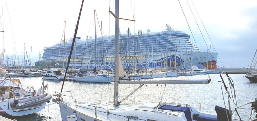 AIDAcosma am Liegeplatz Terminal de Cruceros