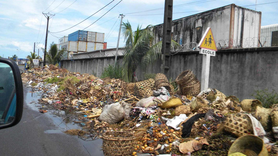 Müllhalden am Straßenrand in Toamasina
