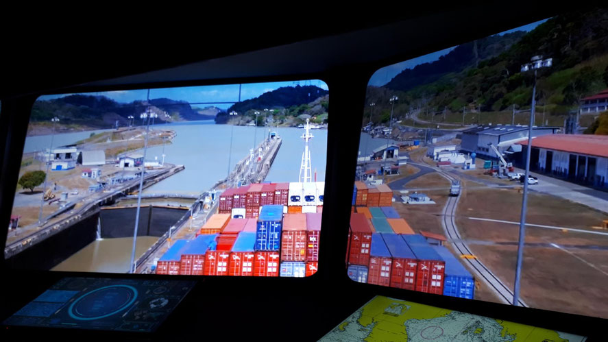 Brücke eines Containerschiffes im Simulator