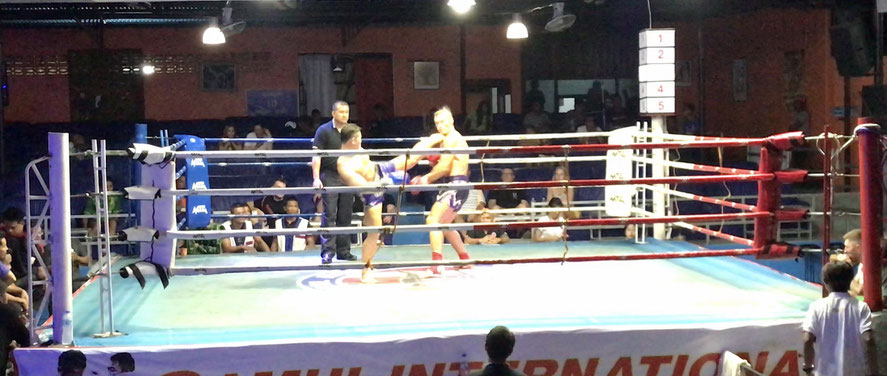 Der Highkick des thailändischen Muay Thai-Kämpfers trifft mit einem lauten Klatschen ins Gesicht des russischen Kontrahenten.