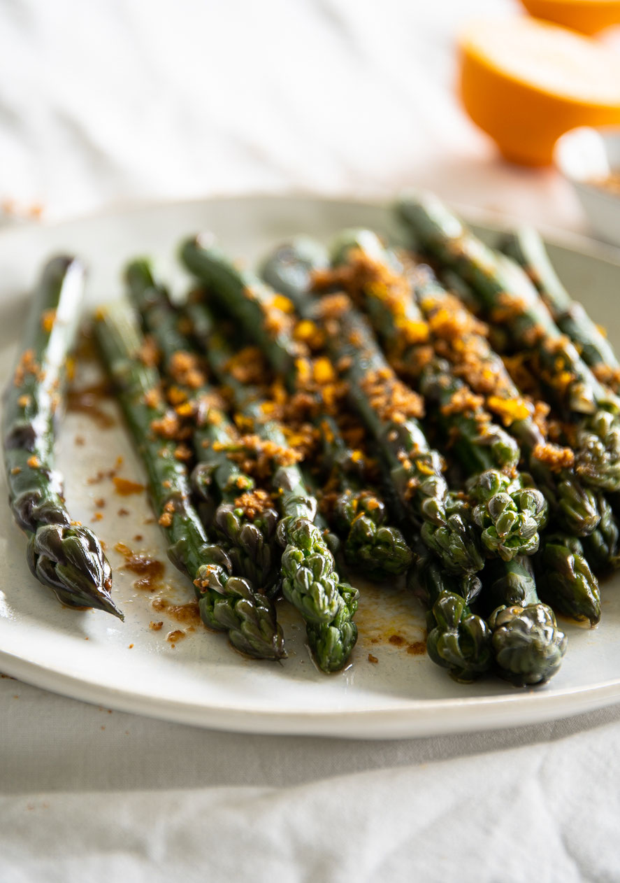 Gegarter grüner Spargel mit Semmelbrösel und einer Orangen-Vinaigrette