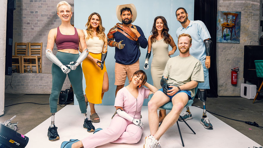 Diese sieben Influencer*innen und noch fünf weitere Armprothesenträger*innen sind Teil der #NeverStopReaching Kampagne: v. l. n. r. Bebe, Gina, Davide, Kiersten, Shaholly, Cameron und Sebastian (Bild mit freundlicher Genehmigung von Ottobock/© Ottobock).