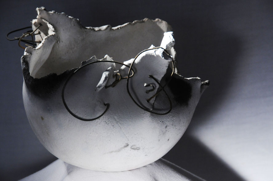 pièce unique en grés blanc, enfumage et cuisson dans une fosse . Montpellier Mélanie Boutonnet 2017