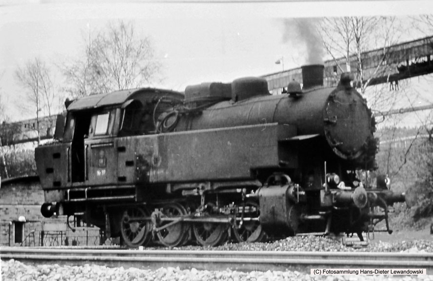 Saarberg-Lok 37 an einem ihrer letzten Einsatztage auf den Gleisen den Grubenbahnhofes Landsweiler-Reden.