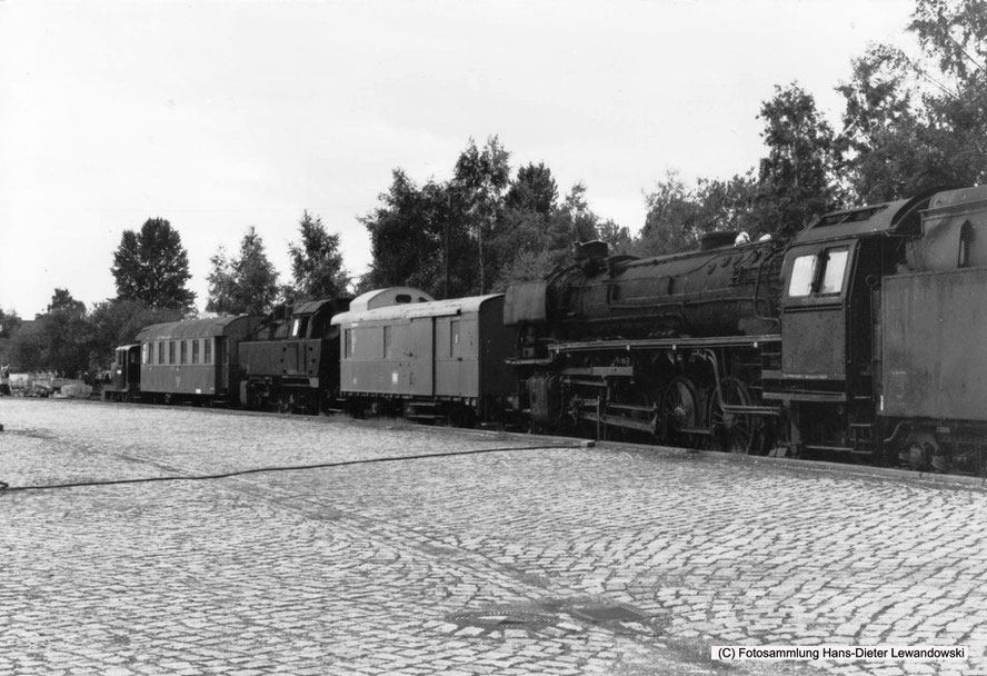 Ankunft des von der damaligen Dampflok-Gemeinschaft 41 06 e.V. betreuten rollfähigen Fahrzeugparks an der ehemaligen Ladestraße im Bahnhof Salzgitter-Bad. 