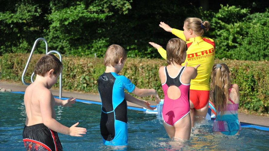 Auf geht´s zu den Schwimmkursen der DLRG ... (Foto: DLRG)