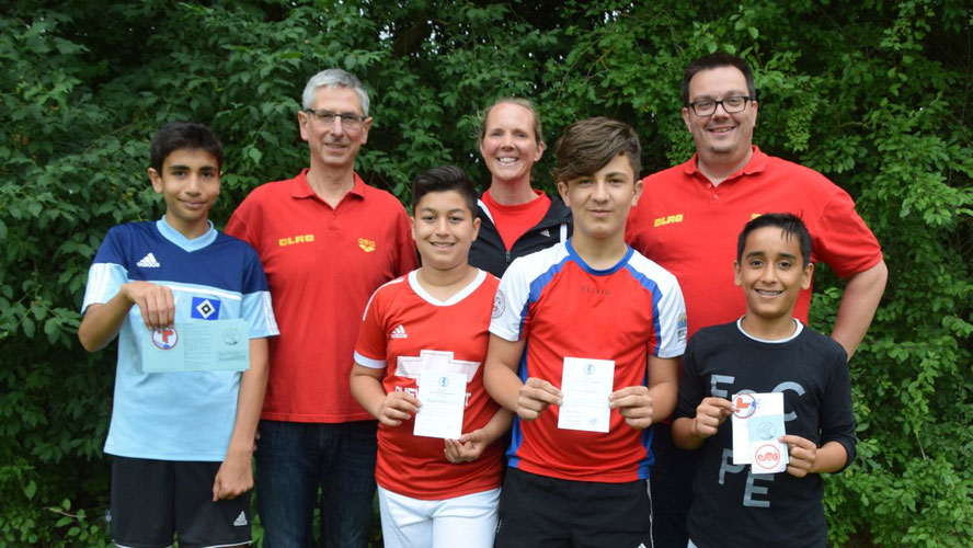 Bernd Schumacher, Lisa Bernhardt und Marvin de Vries sind stolz auf die erreichten Leistungen der Jugendlichen im Schwimmkurs der Comenius-Schule / Foto: Bernhardt/Comenius-Schule