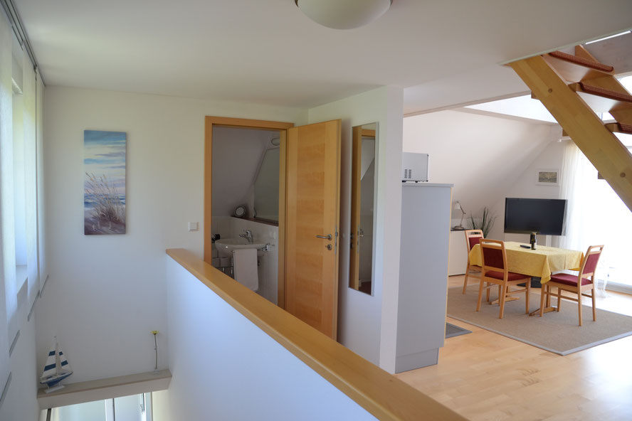 Bild: Esstisch der Ferienwohnung im Gelben Haus in Meersburg direkt am Bodensee mit Seesicht