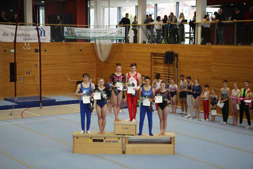 Clemens König und Angelina Mayr (beide KTV Ries) als LK2-Sieger oben auf dem Podest, gefolgt von Elija Bach (TSV Buttenwiesen)und Katrin Schmölzer (SV Inningen) auf Platz zwei und Florian Raab und Franziska Kehl (beide TSV Buttenwiesen).