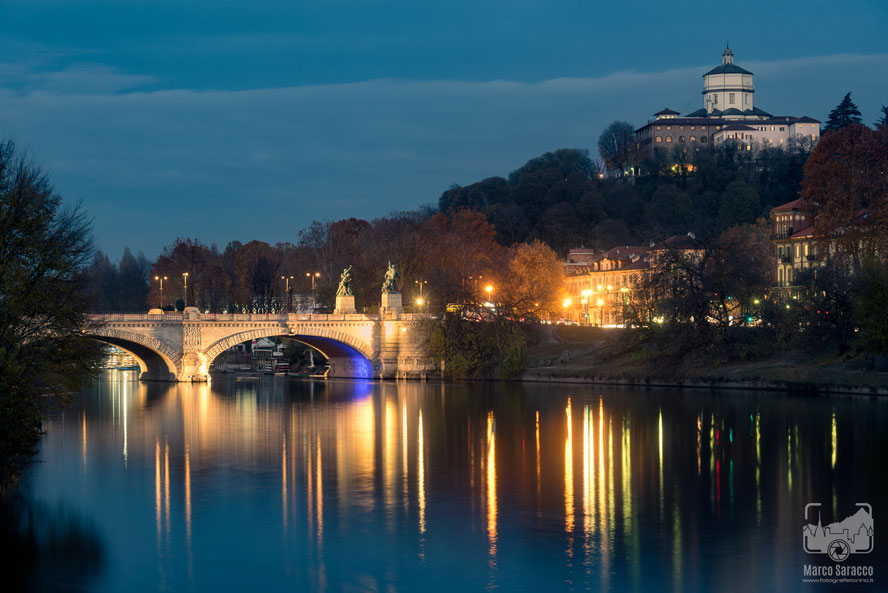 Il fiume Po 5a - Il ponte Umberto I e i Cappuccini all'ora blu