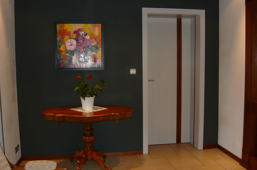 Porte laquée gris clair, avec bandeau verticale en merisier