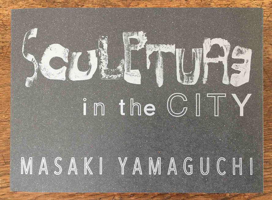 SCULPTURE in the CITY：仕様 サイズ：A5横変形（タテ150 x ヨコ205mm） 本文：64p 印刷：カラーオフセット印刷 表紙：エースボールブラック 270 g/m2（特色1c + グロスニス） 遊び紙（前・後）：ヨシモリ ・キラキラグレイ薄口W 本文：b７トラネクスト 製本：ガンダレ製本（PUR）