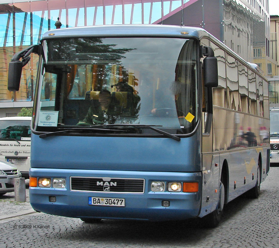 Bus in der Grundfarbe Blau und ohne Sondersignalanlagen