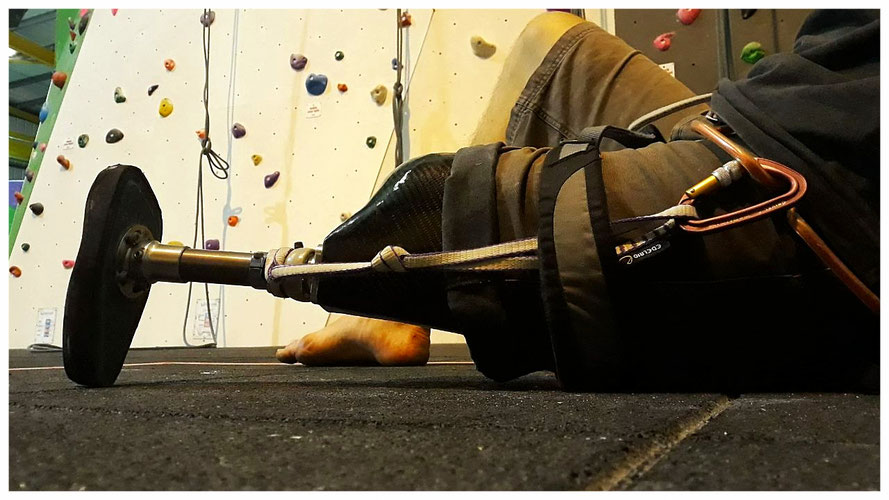 Easily done and essential: Securing your artificial limb when climbing.