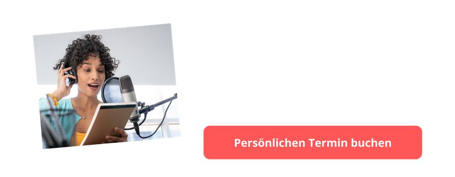 Frau mit Kopfhörern, Mikrofon und Notizblock spricht etwas ein