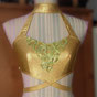 Sur l'image, un haut pour la pratique de la pôle-danse en lycra dorée et décorations en dentelle vert clair. Réalisation unique de la maison de couture Fil et Paillettes.   