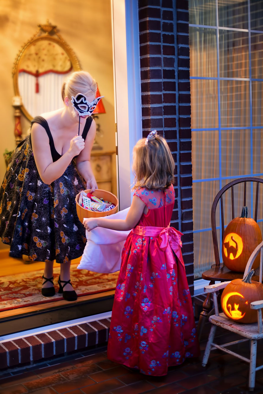 Faire du porte-à-porte pour fêter Halloween avec les enfants