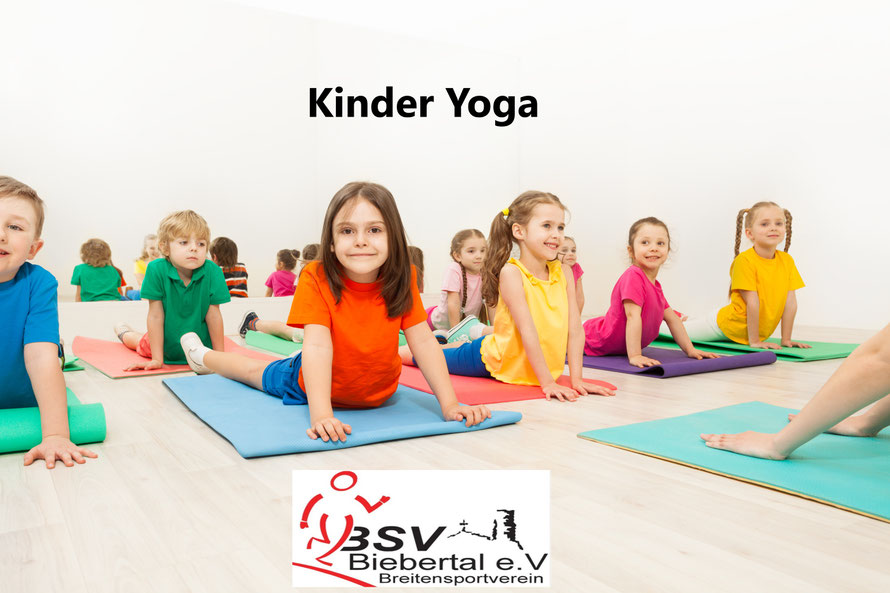 Kinder machen Yogaübungen auf Gymnastikmatten