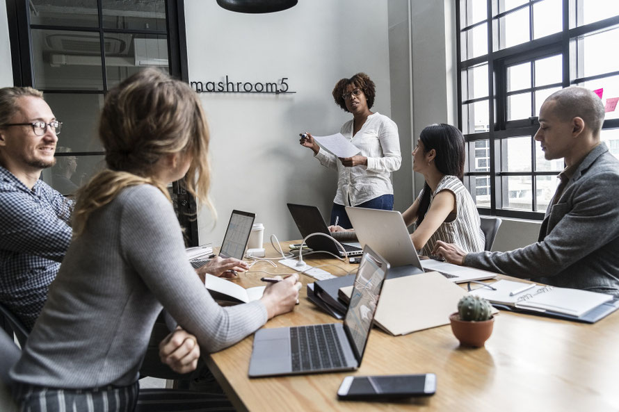 Simply Enjoy HR : expert en ressources humaines et qui transmet ses connaissances à ceux qui en font la demande