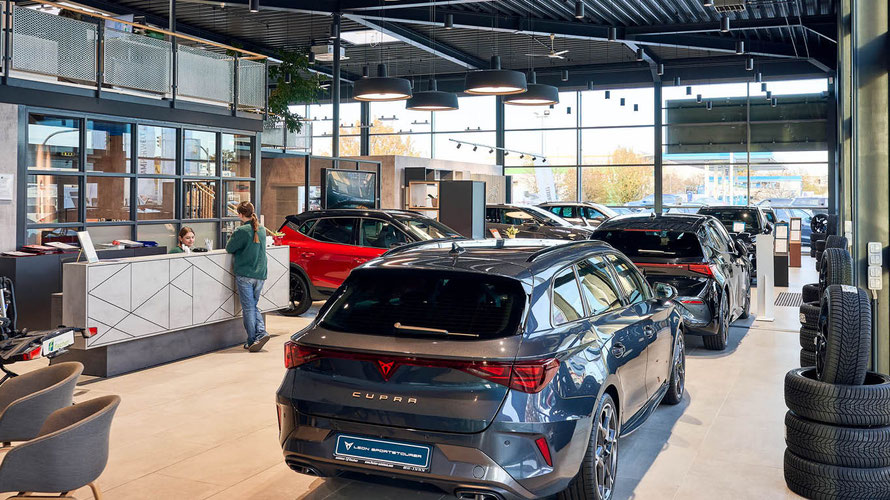 Innenansicht des Autohaus Fischer in Celle.