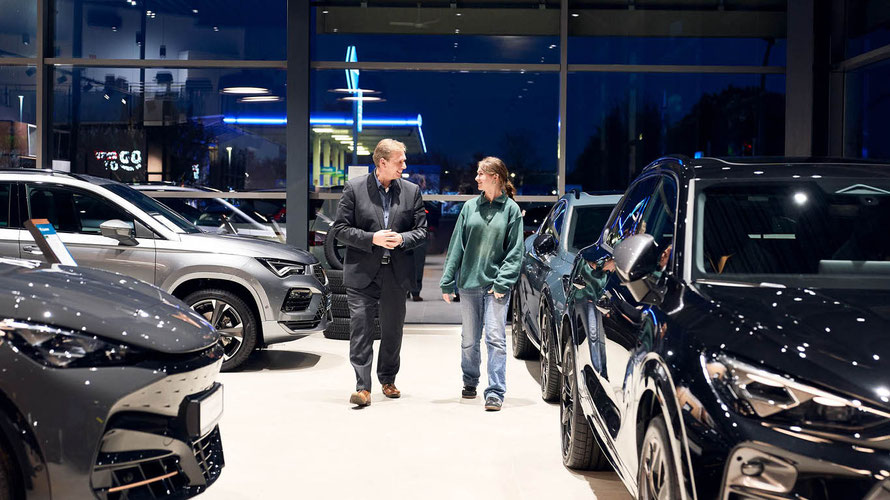 Ronny Karbaum, Verkaufsleiter im Autohaus Fischer in Celle berät eine Kundin im Autohaus.