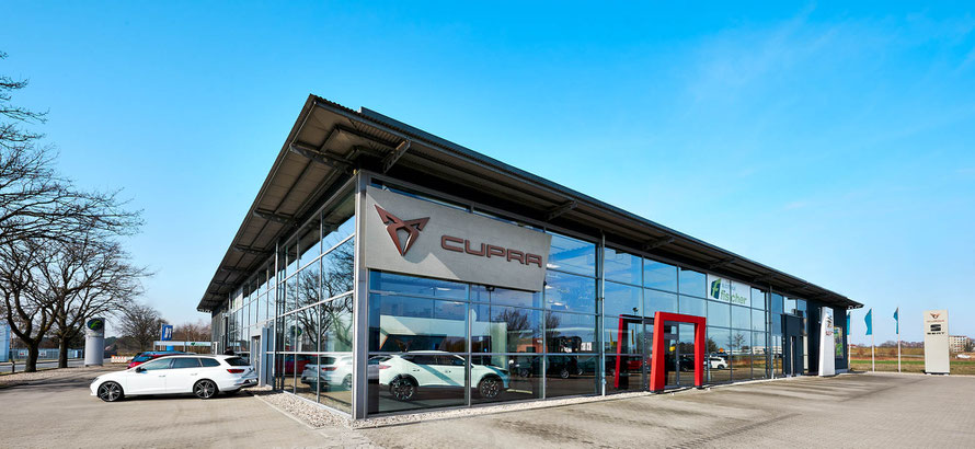  Das Autohaus Fischer in Celle – Außenansicht des Geschäftsgebäudes.